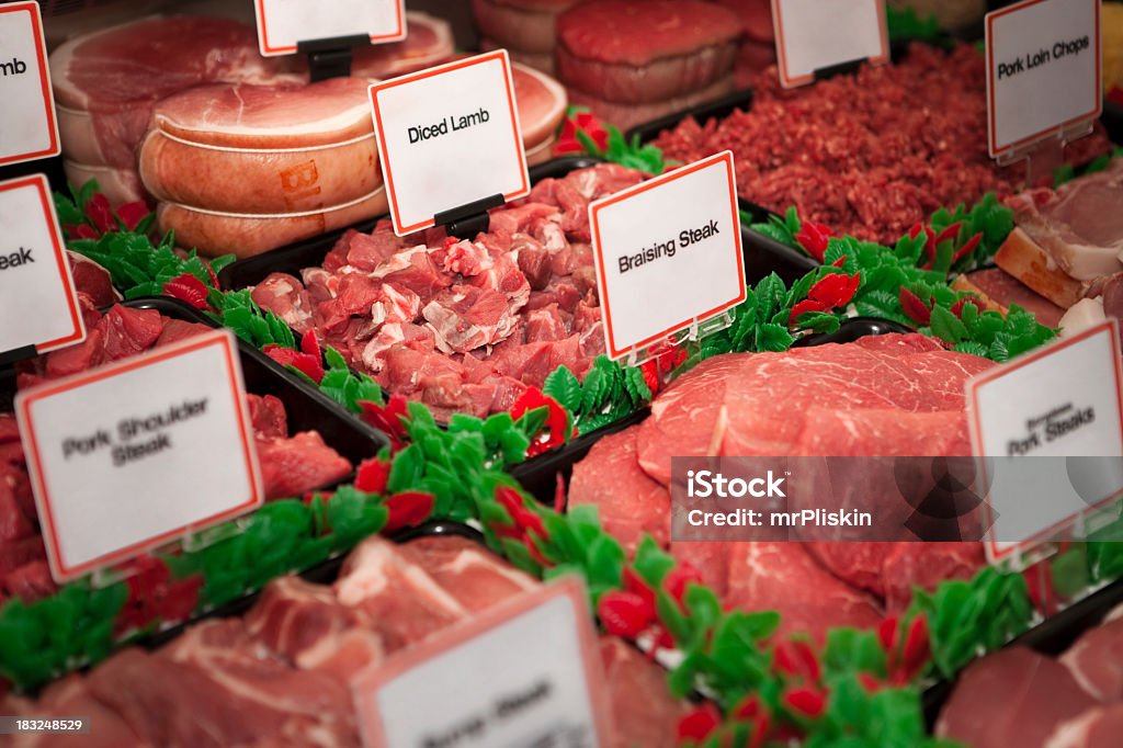 Selección de carne roja en el mostrador de carnicero - Foto de stock de Carne libre de derechos
