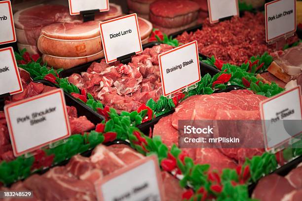 Selección De Carne Roja En El Mostrador De Carnicero Foto de stock y más banco de imágenes de Carne