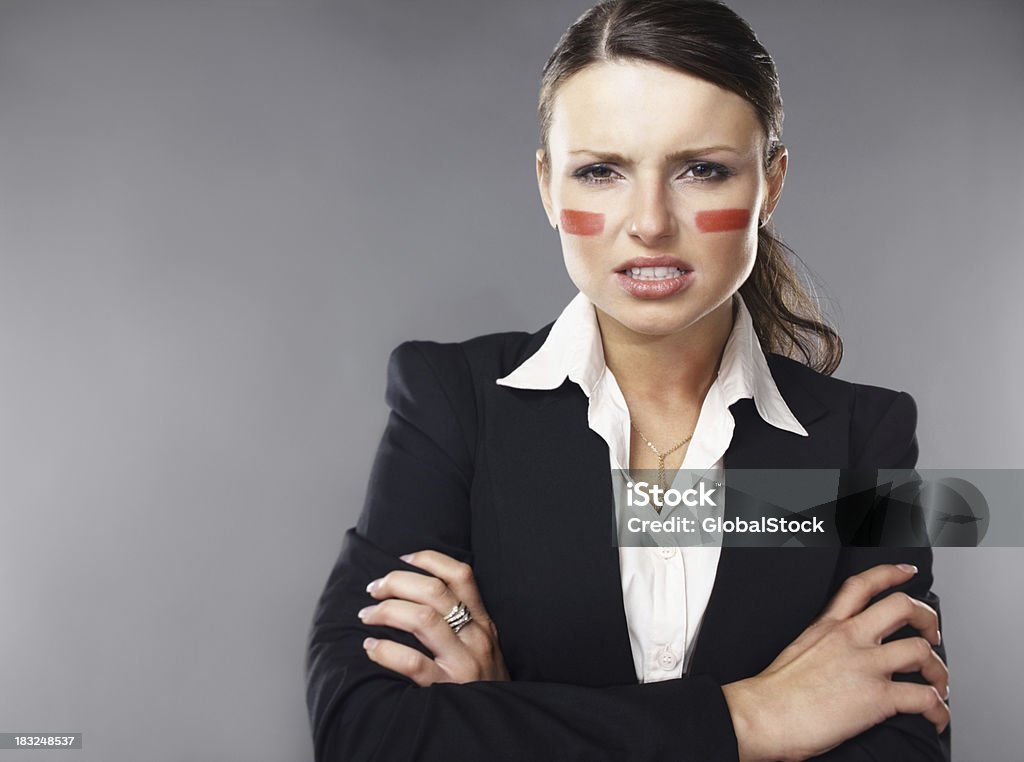 En colère jeune femme d'affaires avec de la peinture sur son visage - Photo de Adulte libre de droits