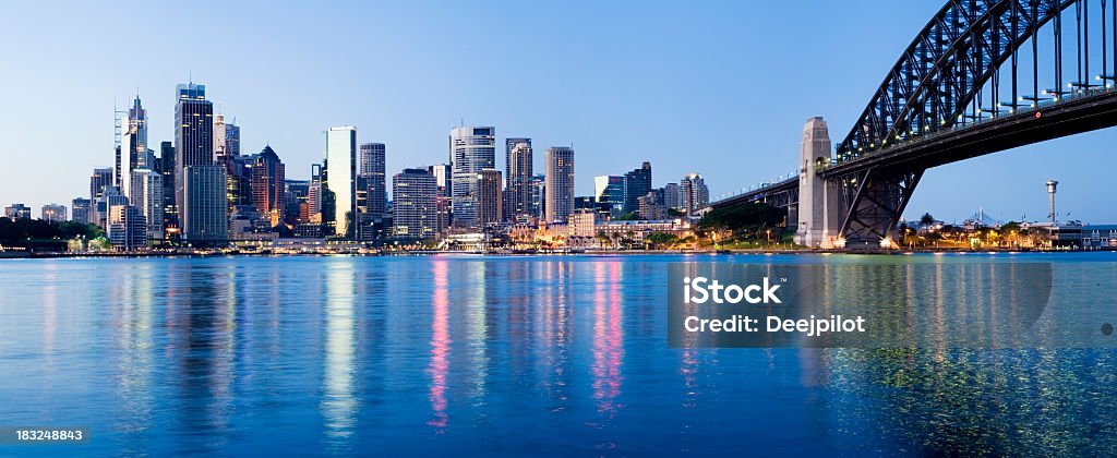 Vista panorámica del centro de la ciudad de Sydney en la noche de Australia - Foto de stock de Agua libre de derechos