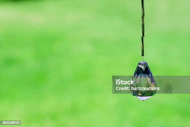 Cristallo Su Verde - Fotografie stock e altre immagini di Ambientazione tranquilla - Ambientazione tranquilla, Bicchiere, Brillante