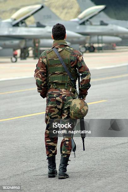 Armate Soldato - Fotografie stock e altre immagini di Abbigliamento mimetico - Abbigliamento mimetico, Adulto, Aeroplano