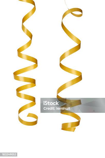 2 つのゴールデン Streamers 絶縁 - 金色のストックフォトや画像を多数ご用意 - 金色, 吹き流し, リボン