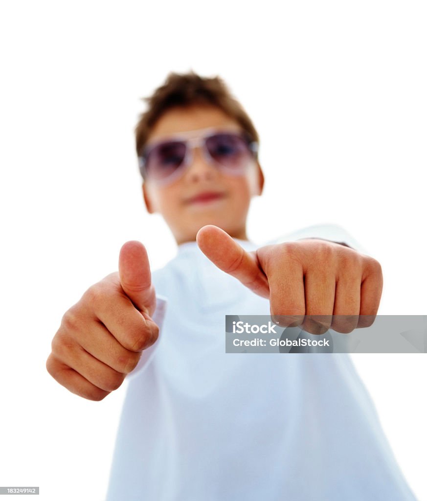 Urocza chłopiec wskazując na znak kciuki up na sobie okulary przeciwsłoneczne - Zbiór zdjęć royalty-free (Adolescencja)