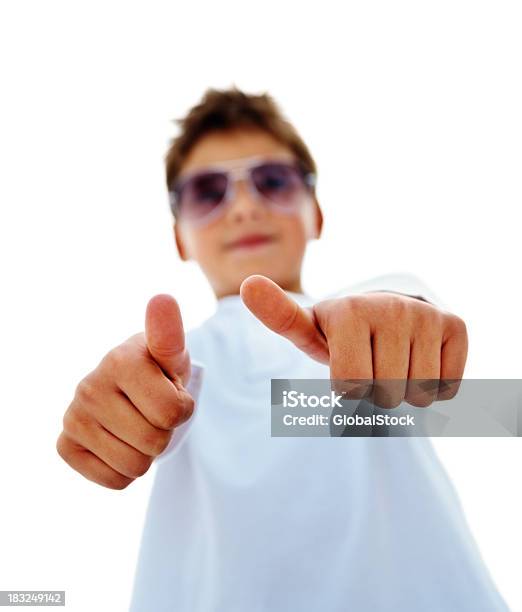 Urocza Chłopiec Wskazując Na Znak Kciuki Up Na Sobie Okulary Przeciwsłoneczne - zdjęcia stockowe i więcej obrazów Adolescencja