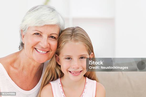 Senior Sonriente Mujer Y Joven Chica Foto de stock y más banco de imágenes de 60-69 años - 60-69 años, Abuela, Adulto