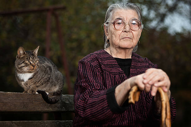 retrato de mulher idosa com bengalas e gato - senior1 imagens e fotografias de stock