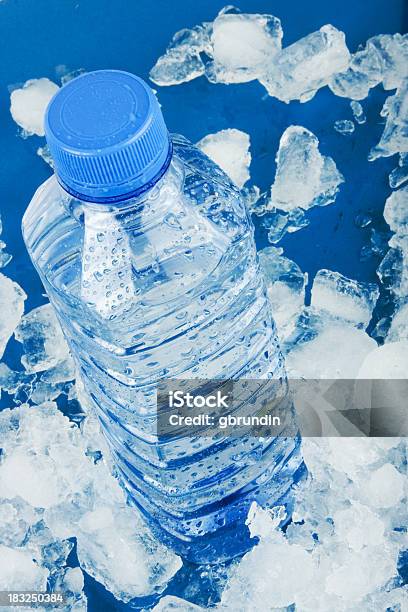 Замороженная вода в бутылке. Замораживание воды. Бутылка воды во льду. Ледяная вода в бутылке.
