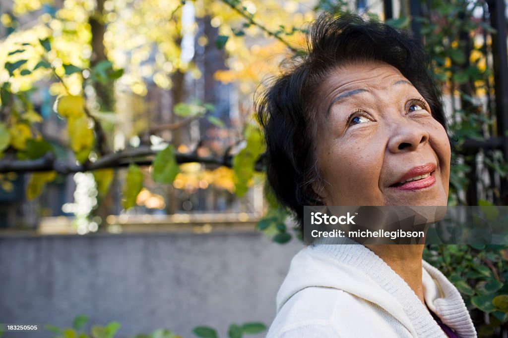 Portrait de Femme asiatique âgée heureuse dans un jardin - Photo de Femmes libre de droits