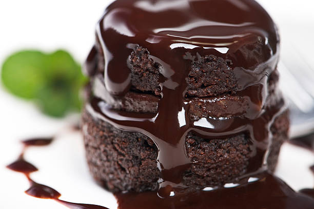 torta calda al cioccolato - chocolate mousse cake foto e immagini stock