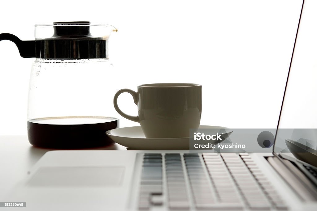 ノートパソコンやコーヒーカップフィールドの浅い深さ - カップのロイヤリティフリーストックフォト