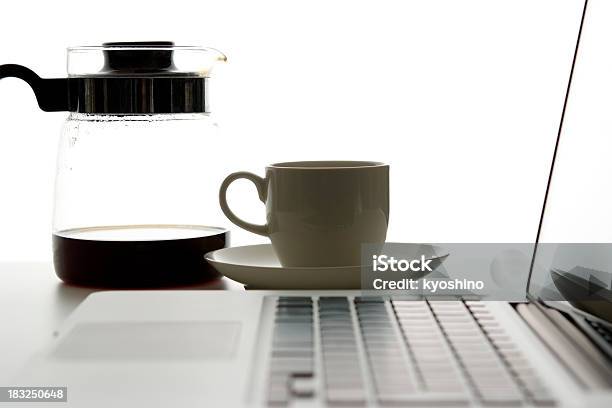 ノートパソコンやコーヒーカップフィールドの浅い深さ - カップのストックフォトや画像を多数ご用意 - カップ, カラフェ, コーヒー