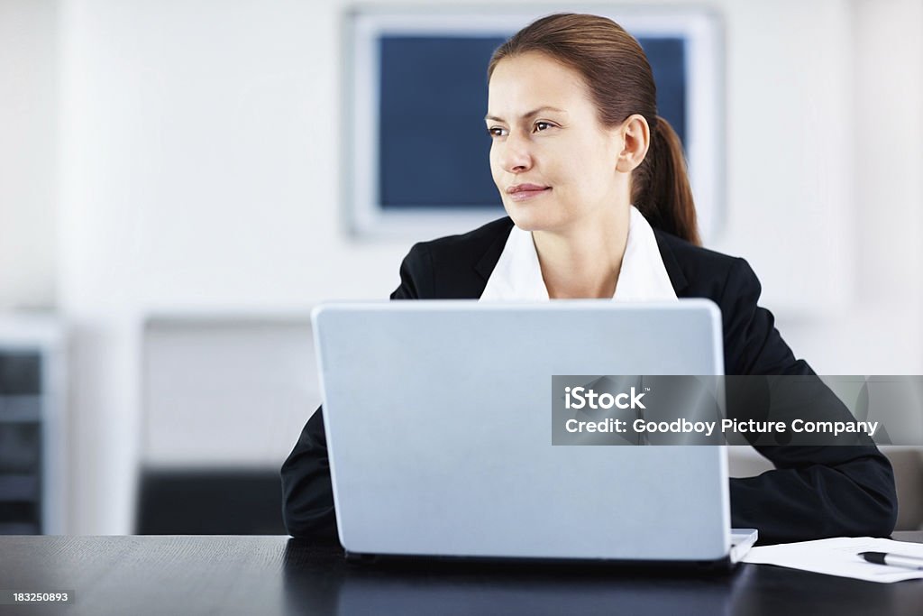 신중한 여성 비즈니스 그제큐티브 랩톱 을 사용하여, 작업 - 로열티 프리 개념 스톡 사진