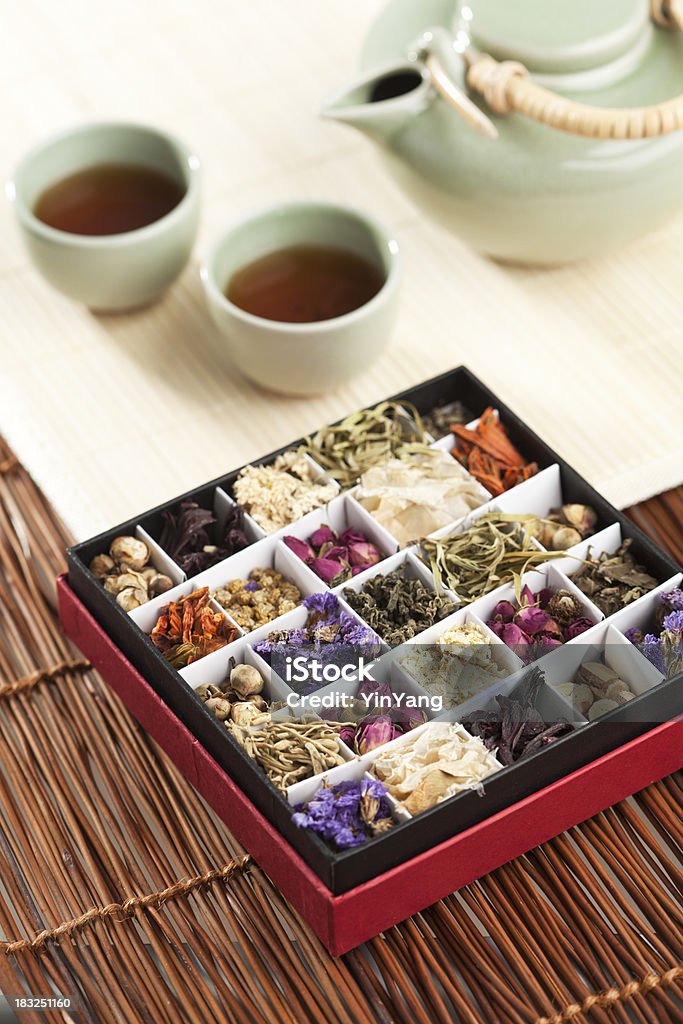 Exóticos sabores de especialidades chinas con un té de hierbas aromáticas flores y - Foto de stock de Actividad de fin de semana libre de derechos