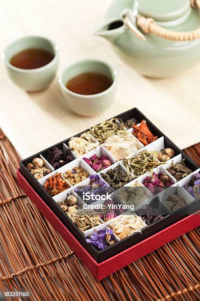 Exóticos Sabores De Especialidades Chinas Con Un Té De Hierbas Aromáticas Flores Y Foto de stock y más banco de imágenes de Actividad de fin de semana