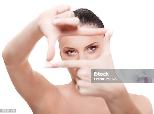 Beleza Olhando Através Do Quadrado Com Dedos - Fotografias de stock e mais imagens de Adulto - Adulto, Beleza, Composição