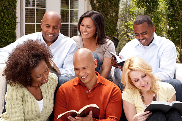 piccolo gruppo - study bible group of people talking foto e immagini stock