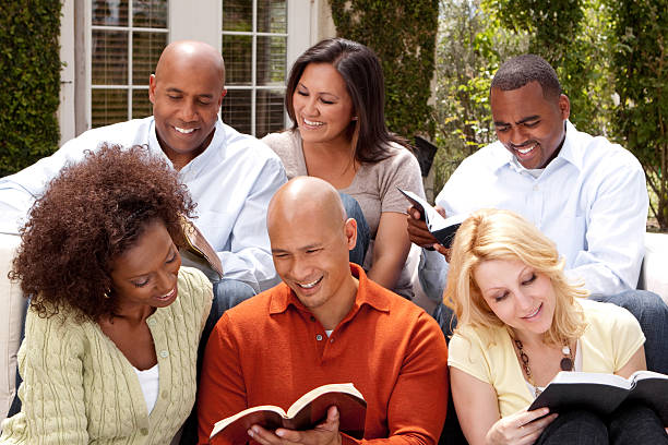 pequenos grupo - study bible group of people talking - fotografias e filmes do acervo