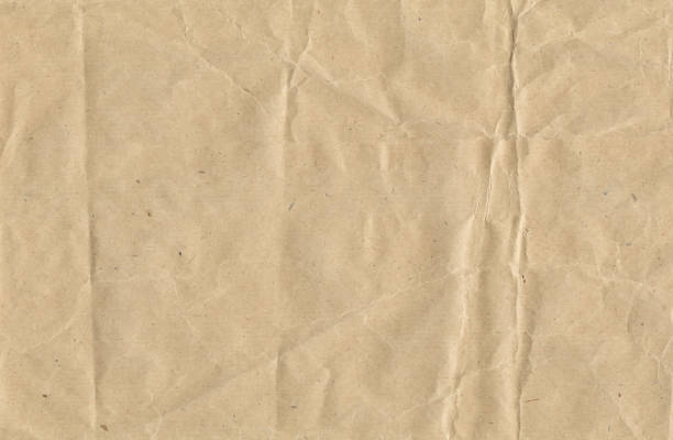 жатый коричневатая обёрточная бумага - brown paper стоковые фото и изображения