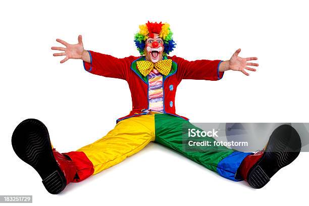 Zabawny Clown Siedzi Z Wyciągniętych Ramionach I Nogach - zdjęcia stockowe i więcej obrazów Klaun