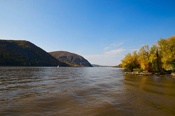 fiume hudson oscuro acque in autunno, cold spring new york - cold spring foto e immagini stock