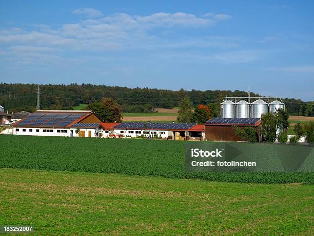 Farm Mit Solarzellen Stockfoto und mehr Bilder von Agrarbetrieb - Agrarbetrieb, Außenaufnahme von Gebäuden, Bauernhaus
