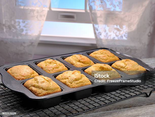 冷却 Windowsill Cornbread で - ローフパンのストックフォトや画像を多数ご用意 - ローフパン, ふすま, オーブンの天板