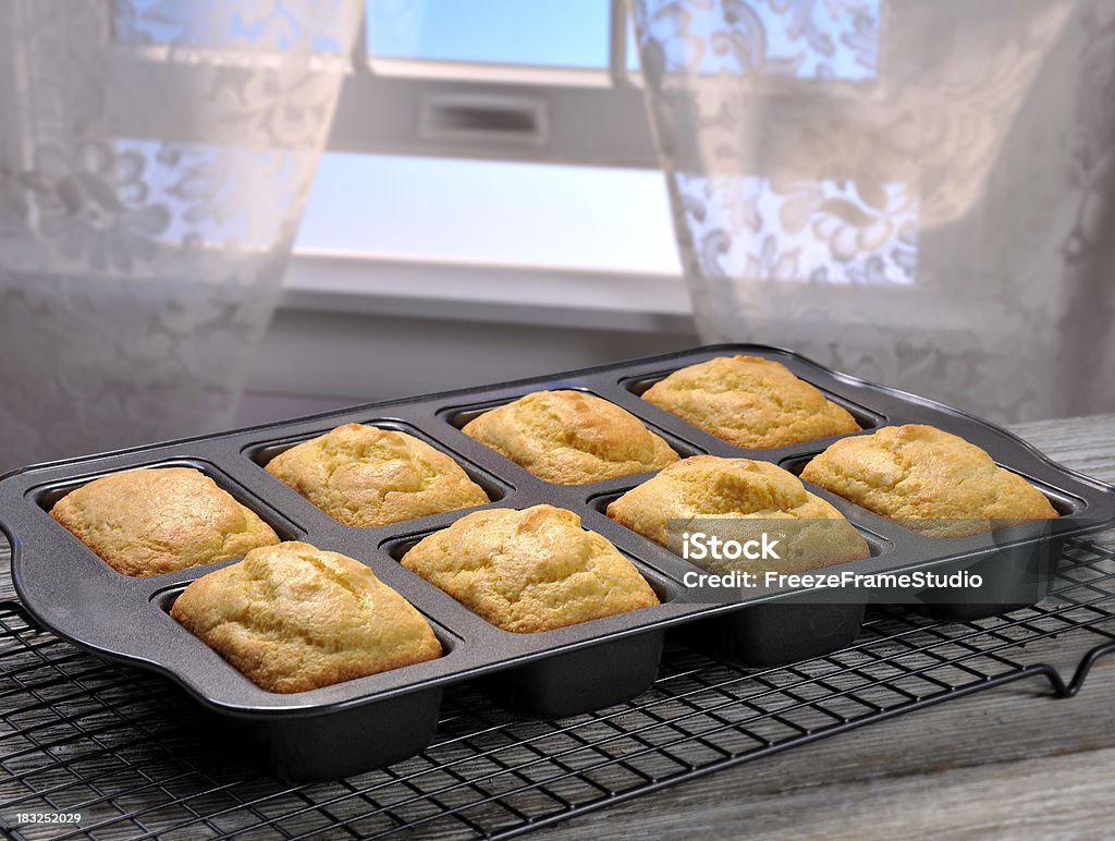 Chleb kukurydziany chłodzenia windowsill - Zbiór zdjęć royalty-free (Forma do chleba)
