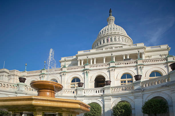 estados unidos capitol west fachada com chafariz refletindo o sol - capitol hill washington dc capitol building fountain - fotografias e filmes do acervo