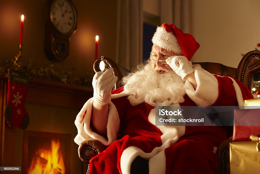 Sorpreso, Babbo Natale guardando orologio. - Foto stock royalty-free di Babbo Natale