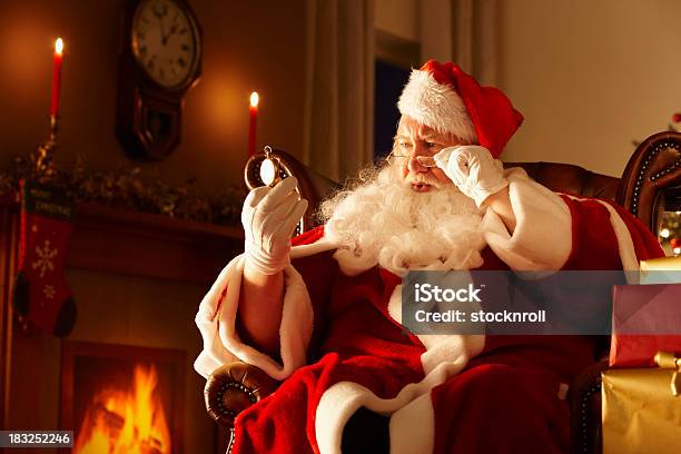 Sorpreso Babbo Natale Guardando Orologio - Fotografie stock e altre immagini di Babbo Natale - Babbo Natale, Officina, Stare seduto