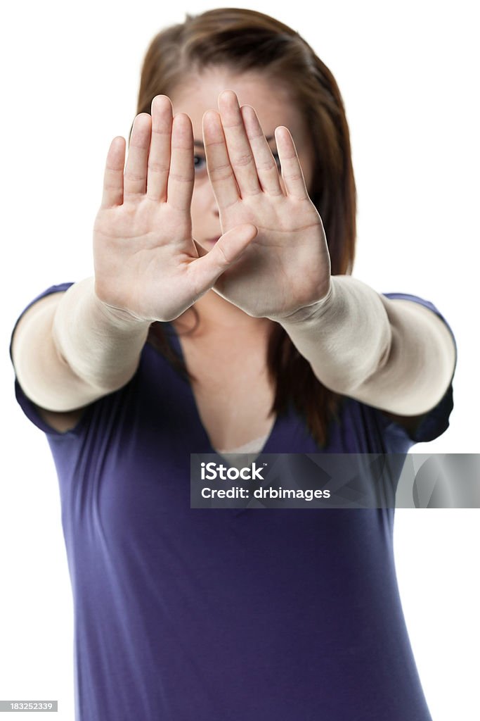 Cara de mujer joven con las manos bloqueo - Foto de stock de Cubrir libre de derechos