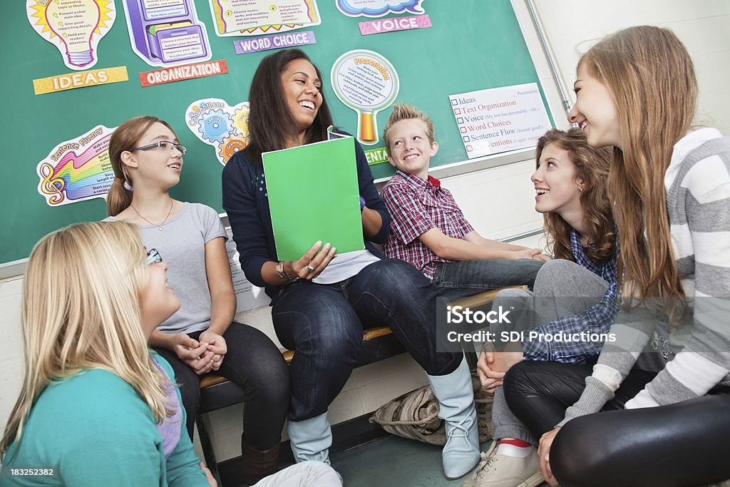 Professor ler para os alunos em sala de aula - Foto de stock de Professor royalty-free