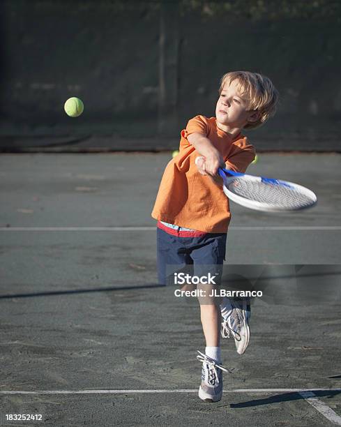 Blick Auf Den Ball Stockfoto und mehr Bilder von Tennis - Tennis, Kind, Jungen