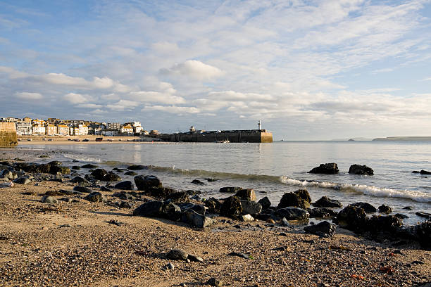 пляж возле st ives город и гавань в корнуолл - godrevy lighthouse фотографии стоковые фото и изображения