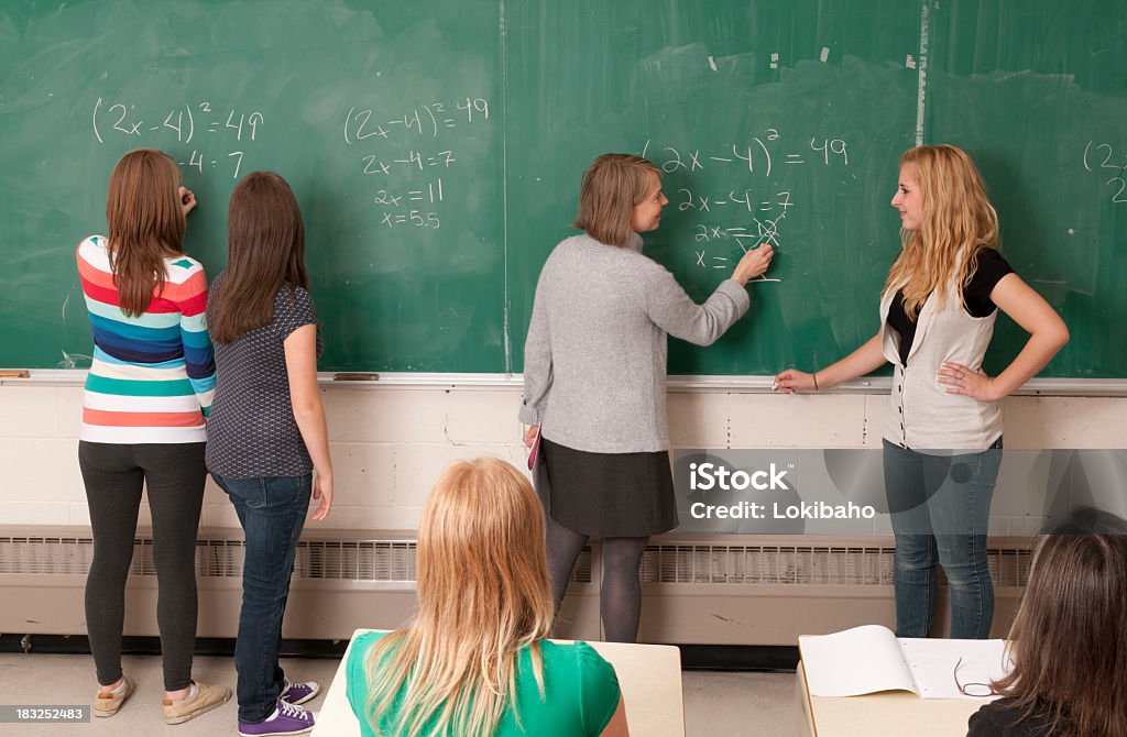 Professor corrigir cálculo no chalkboard - Foto de stock de Matemática - Opção Educacional royalty-free