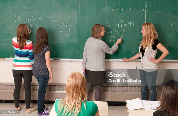 Foto de Professor Corrigir Cálculo No Chalkboard e mais fotos de stock de Matemática - Opção Educacional - Matemática - Opção Educacional, Sala de aula, Álgebra