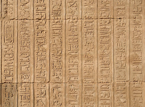 египетский hieroglyphs фоне - egyptian culture hieroglyphics travel monument стоковые фото и изображения