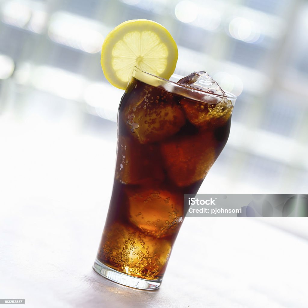 Холодный cola с лимоном - Стоковые фото Без людей роялти-фри