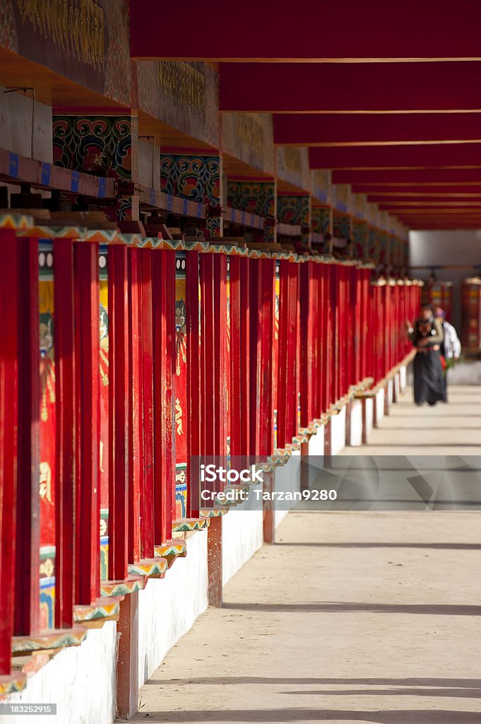 Modlitwa koła w tibetan temple - Zbiór zdjęć royalty-free (Architektura)