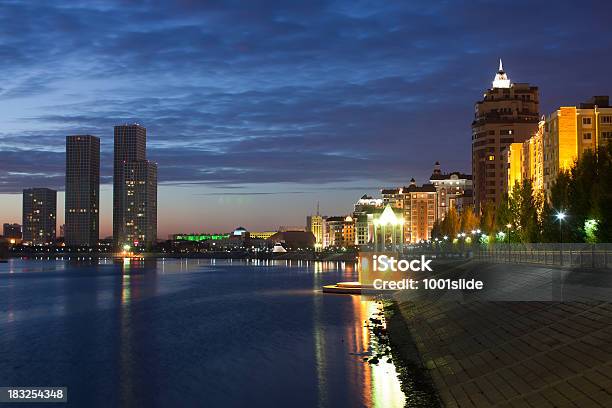 Astana Noite E Rio De Reflexos - Fotografias de stock e mais imagens de Arquitetura - Arquitetura, Capitais internacionais, Cazaquistão