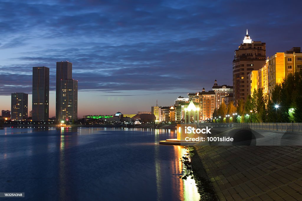 Астана ночь и Река reflections - Стоковые фото Архитектура роялти-фри