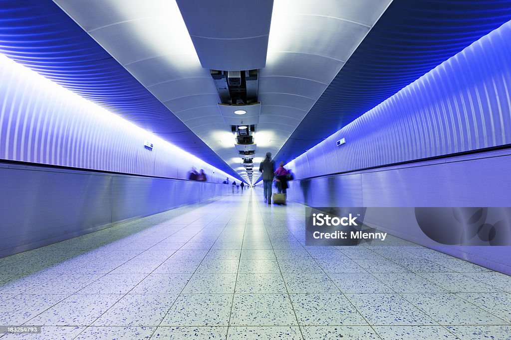 空港の歩道を地下トンネル - 1人のロイヤリティフリーストックフォト