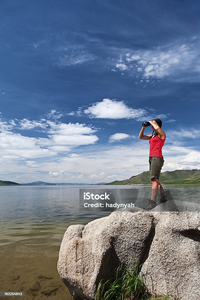 Jovem mulher olhando através de um Binóculos - Foto de stock de Adulto royalty-free