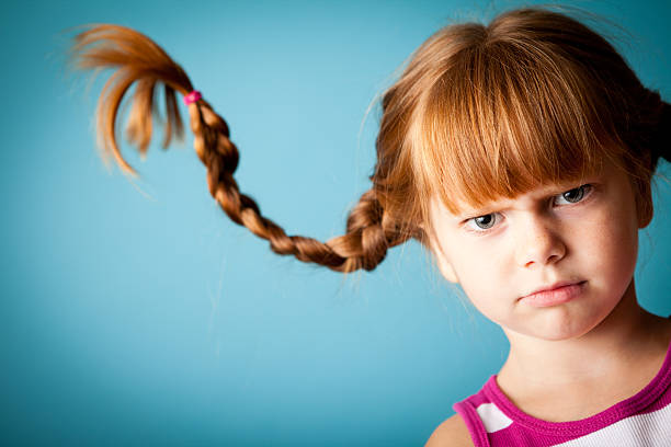 気難しいレッドヘア子羊の女の子、2 ブレードおよび scowl - anger child braids braided ストックフォトと画像