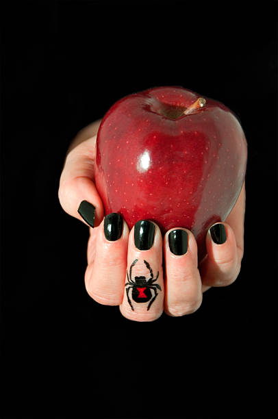 poison pomme à la main - red delicious apple apple fruit vertical photos et images de collection
