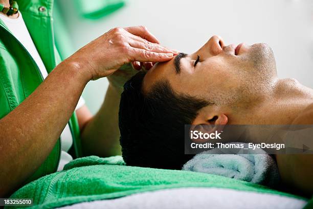 Uomo Riceve Il Massaggio Alla Testa - Fotografie stock e altre immagini di Adulto - Adulto, Asciugamano, Bellezza