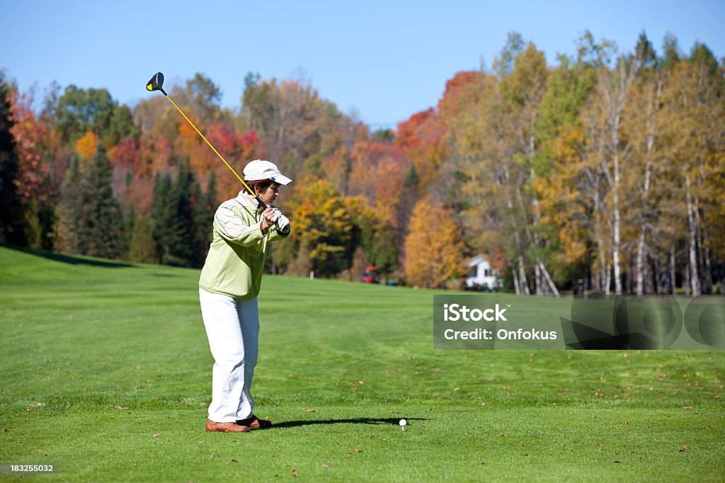 Frau Golf-Spieler in Aktion im Herbst - Lizenzfrei Golf Stock-Foto