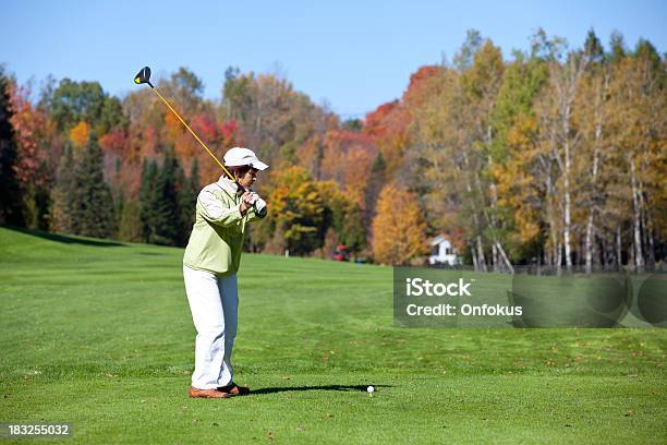 Frau Golfspieler In Aktion Im Herbst Stockfoto und mehr Bilder von Golf - Golf, Herbst, Spielen