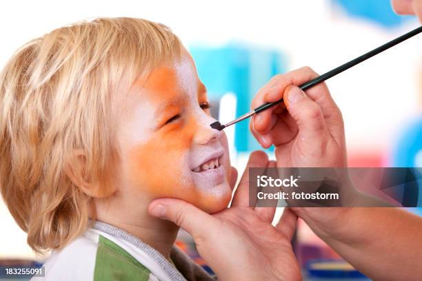 Ragazzino Con Viso Dipinto Su Festa Di Compleanno - Fotografie stock e altre immagini di Allegro - Allegro, Arte, Bambini maschi